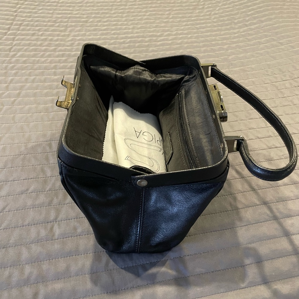 Elegant Black Handbag - Picture 3 of 8